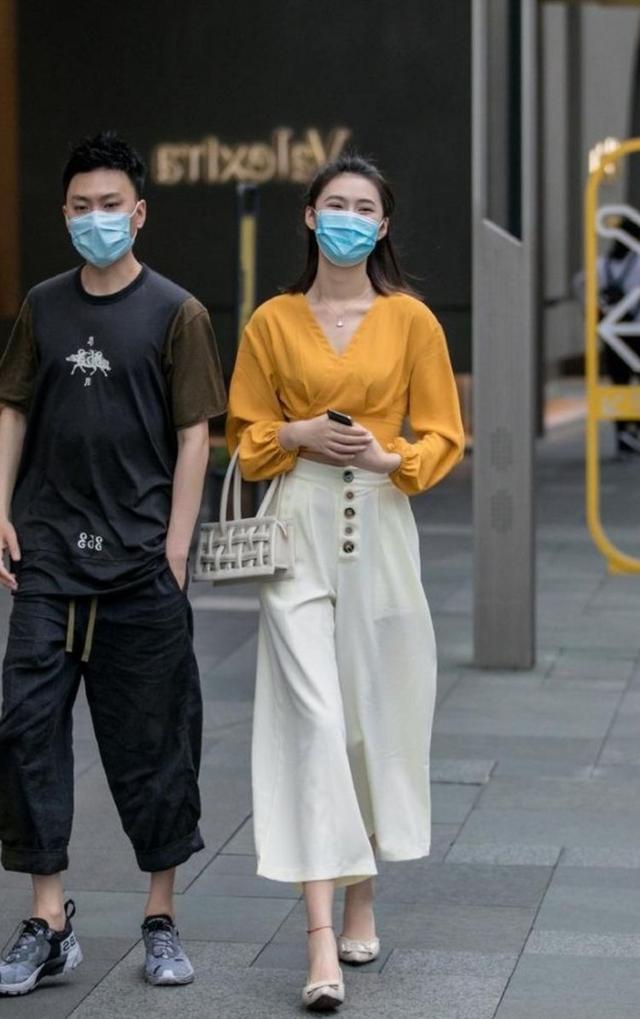 蓝色牛仔裤搭配黑色休闲装,潇洒大方也很显清新的唯美