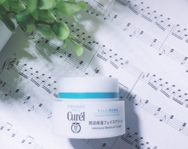 淡黄色 这5款畅销全球的抗老护肤品,平价又好用,爱美的你千万不要错过