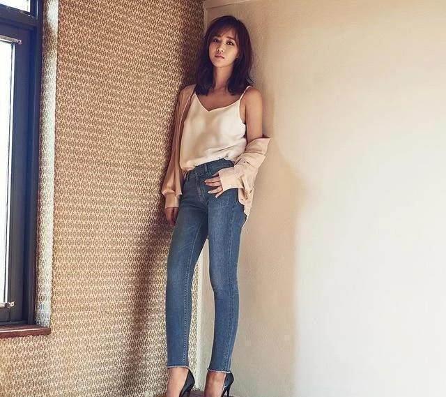 腰身|拥有纤细大长腿的牛仔裤美女,展示腰身美好曲线,彰显与众不同