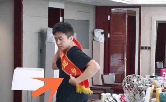 邓超成5哈替补导游,不拿导游旗却挂绶带,看清上面的字没毛病