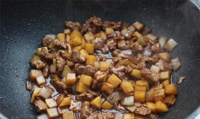 教你一道懒人美食，把肉和大米放进电饭煲，打开锅盖喷香扑鼻