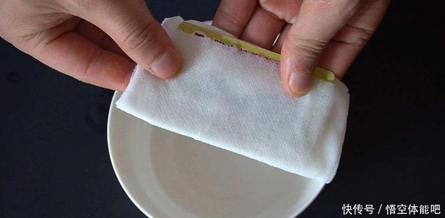 冰箱脏了别用清水擦，教你1个诀窍，污渍细菌3分钟都去除！