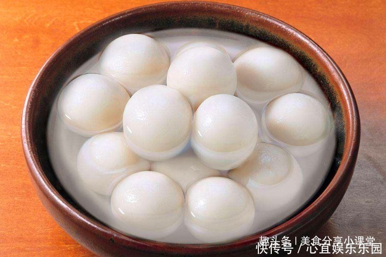 大年初一吃汤圆,皮薄馅大吃着还流沙,咬一口很满足,比饺子还香