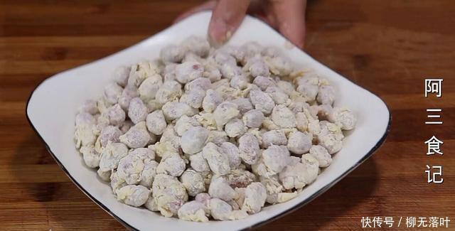 好吃|花生米怎么做才好吃,大厨告诉我,加2个鸡蛋,这样做比吃肉还香