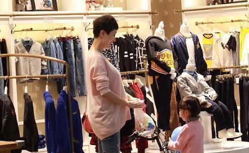 宝妈|孩子是不是妈妈亲自带,逛街就能一眼看出,这四种特征很明显