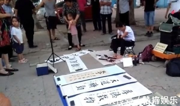 地摊!一位没有双手美女的“地摊书法”,用脚写欧楷榜书,用笔险绝精到