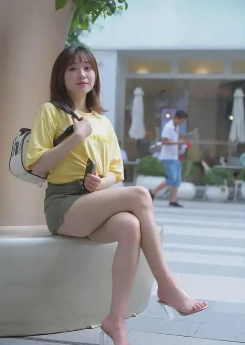 黄色|黄色上衣搭配包臀短裙，身材亮眼又吸睛，轻松穿出女神范
