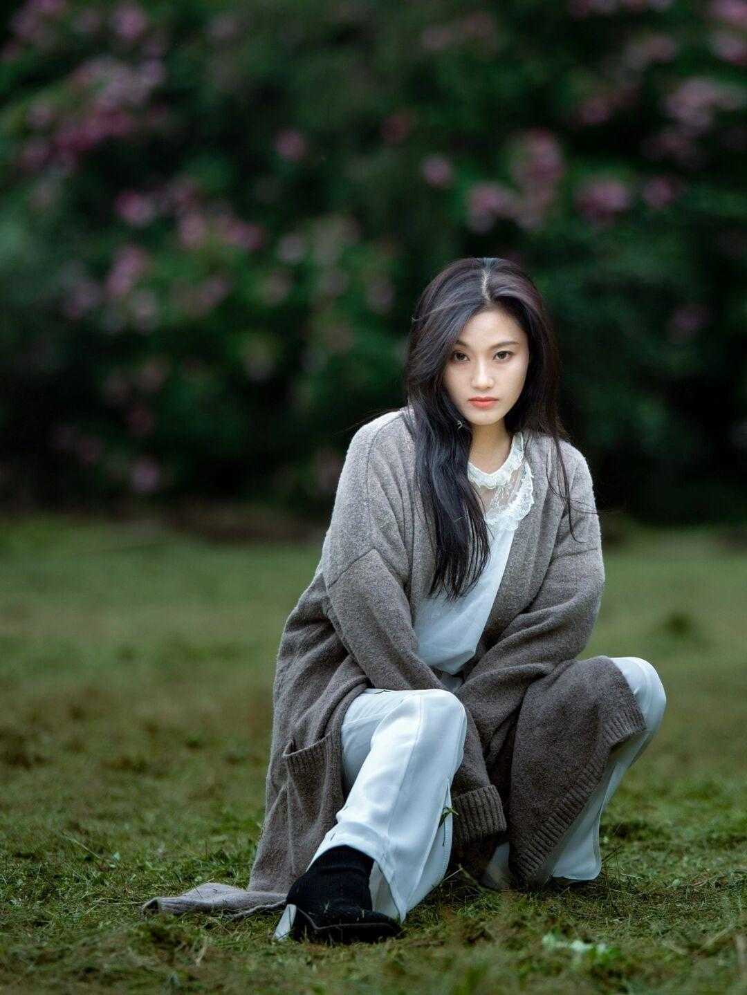 小姐姐 秋冬穿大衣,尽量少配打底裤!搭配半身裙高级又时髦,温柔又优雅