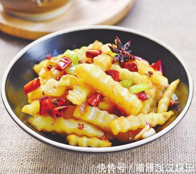 做法|土豆的另一种做法，比炸成薯条还好吃，既是菜又当零食