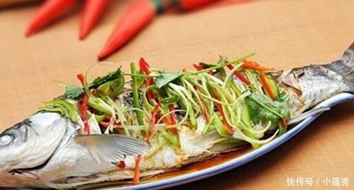 蒸鱼时,有人放盐也有人放酱油,酒店大厨:都错了!难怪鱼肉不鲜