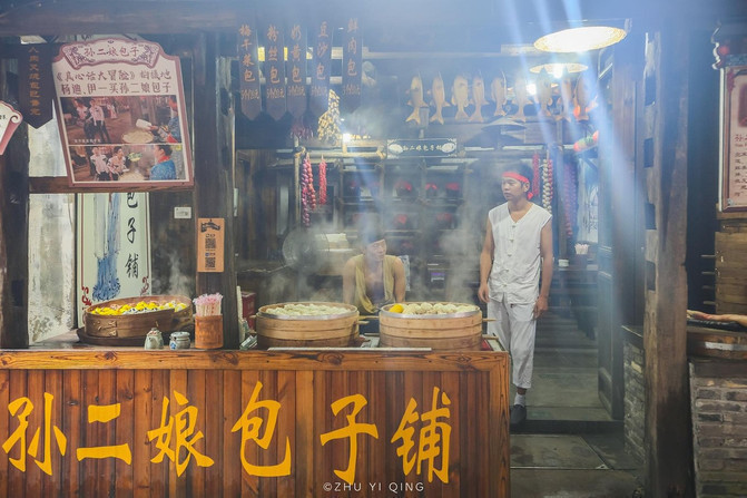 高达|中国最挣钱的仿古景区，门票高达300多元，游客却觉得很值