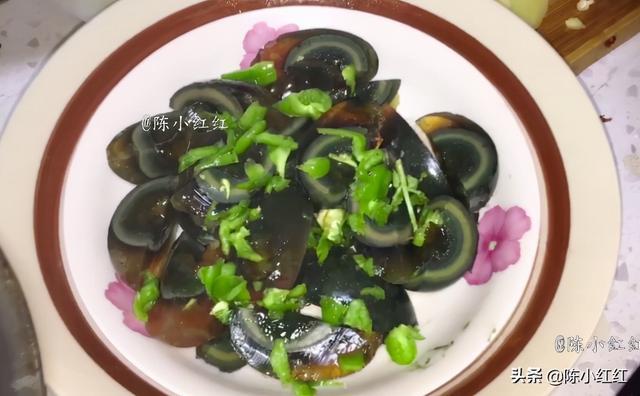 看看松花蛋怎么调，调料汁是关键，简单省事，一道美味下酒菜！