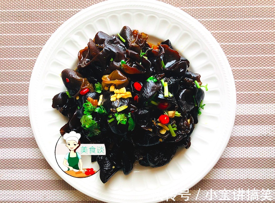 泡木耳别直接加水!大厨教您一招,晃一晃2分钟泡发,又软又干净