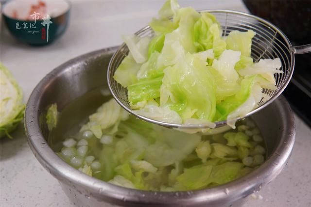 包菜|大热天，不拍黄瓜不腌萝卜，这菜凉拌吃贼香，清脆爽口，省事好吃