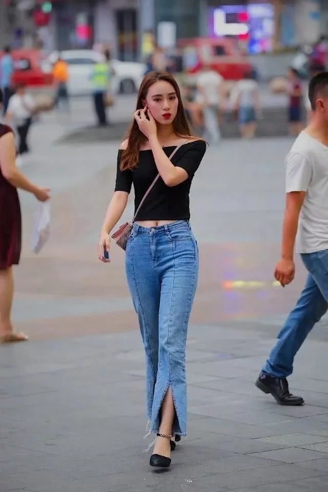 街拍:小姐姐身穿红色连衣裙,纤细的身材,突现出轻熟般的气息