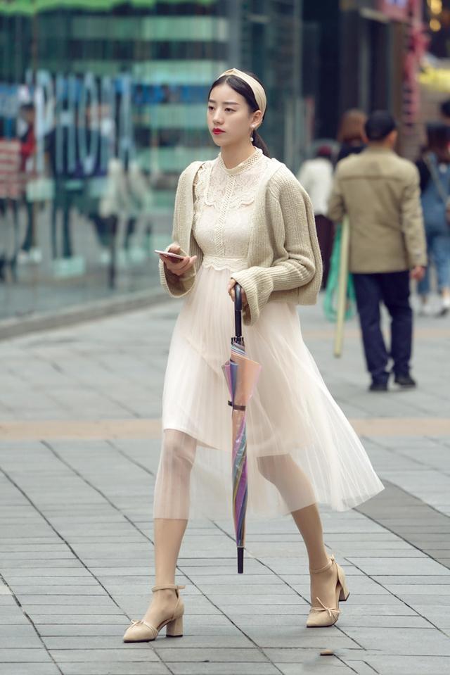 针织衫|美女身穿肉色长裙仙气飘飘,外面的米色短款针织衫,十分的好看