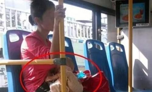全车|宝妈在公交车上给娃喂奶，旁边一男子的善意举动，赢得全车人点赞