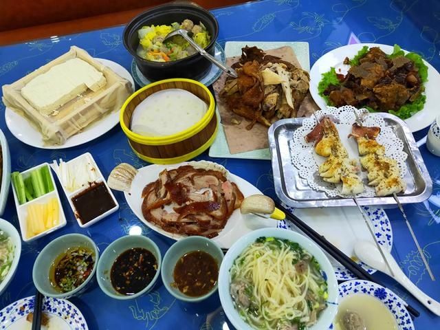 晒老两口丰盛早餐，满满一桌真解馋，网友：勤俭节约不浪费，点赞