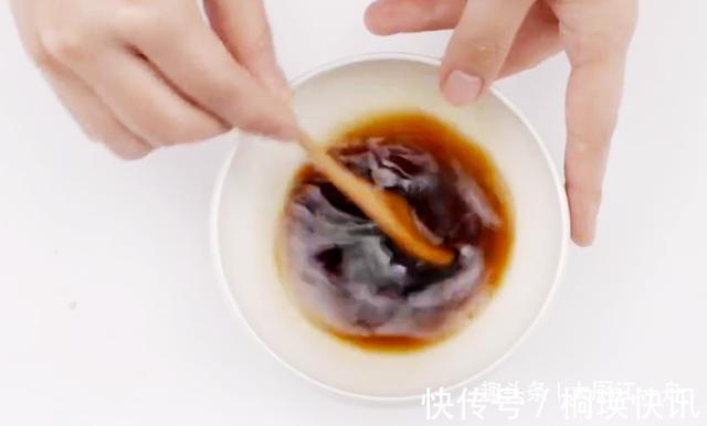 这才是腌香椿的正确做法!香椿颜色翠绿,随吃随取,放一年不会坏