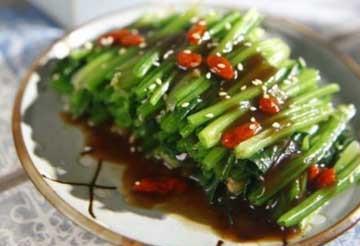 美食推荐:红枣煨肘、枸杞拌菠菜、双椒姜爆鸭制作方法