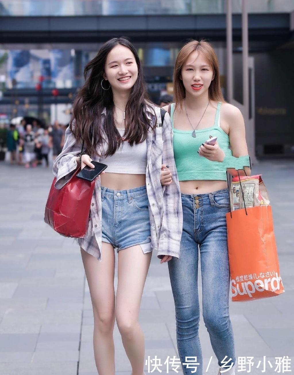 害怕和闺蜜“撞衫”,偷偷把牛仔裤“砍断”露出的白腿能反光