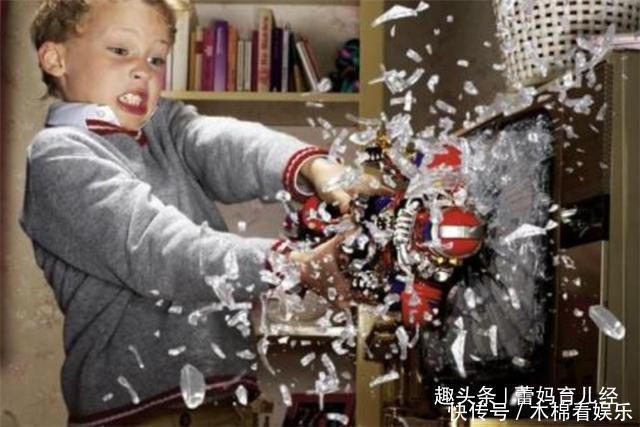 父母|5岁男童发泄情绪,摔坏大人手机,爸爸的做法值得太多父母学习