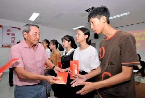 为什么家境好的学生，大学也要争取奖学金？辅导员说出其中缘由