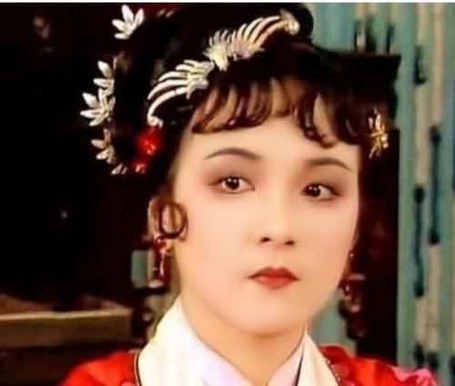 薛家|薛宝琴比薛宝钗还要出色,她为什么没有进入金陵十二钗正册?