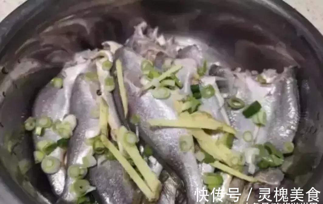 炸鱼时用淀粉还是面粉？大厨教你正确方法，鱼肉又酥又嫩超好吃！