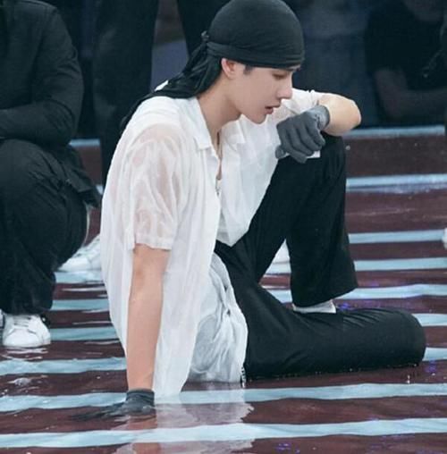 王一博|王一博 :20210708 上海到达,即将录制第一期《这就是街舞4》。