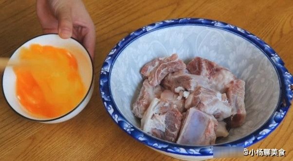 土豆淀粉|排骨这样做，不煮不炖，倒两个鸡蛋上去，出锅鲜嫩多汁，好吃下饭