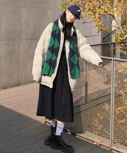 今年冬天,更流行穿中长款羽绒服,配对这5种“下装”,温暖显瘦