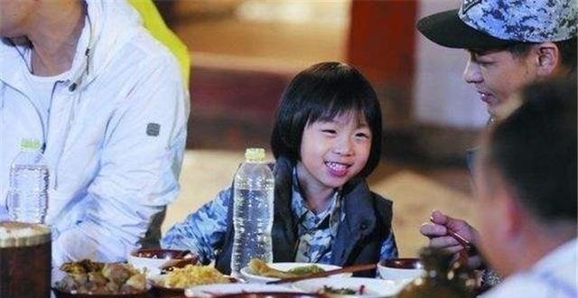 宝妈|“最可怜宝宝”火了,父母吃烧烤嫌孩子碍事,把娃装进包放凳上