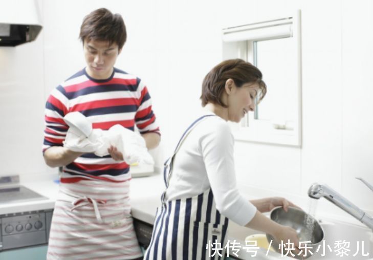 怀孕期间|心酸,妻子怀孕仍然坚持做家务,老公却在一旁边玩手机熟视无睹