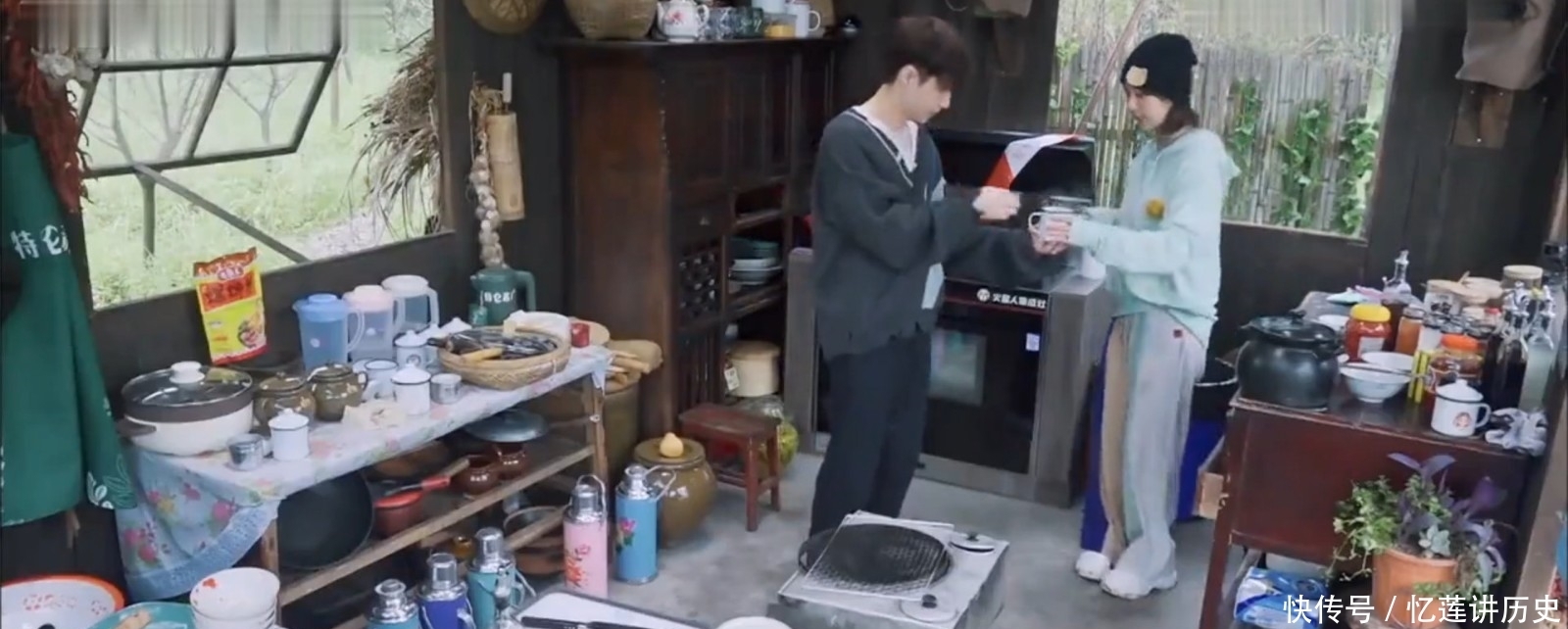 何炅 杨紫对网上传和张艺兴恋爱的消息无解,何炅一句话说出关键:为啥