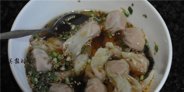 馄饨汤这么调，简单好味道，几种调料，开水一冲，比骨头汤还鲜