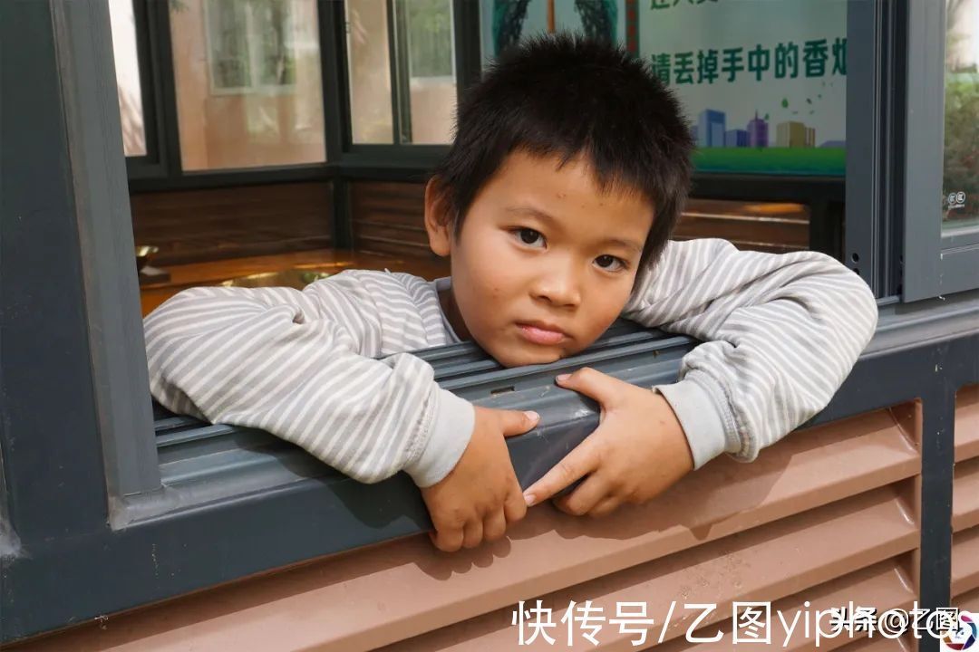 奶奶|家里盖房子,奶奶刚一转身2岁孙子从台阶上滚落,孩子一辈子毁了