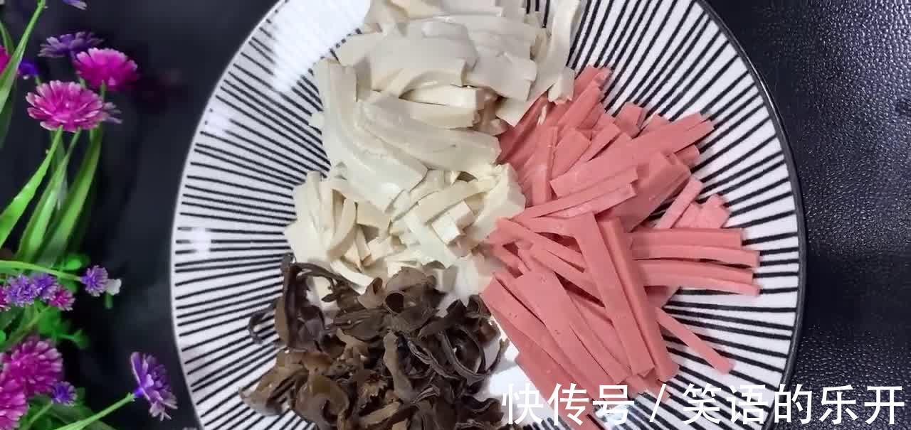 酸辣汤的做法,汤鲜味浓酸辣开胃,既能解酒又能促进食欲