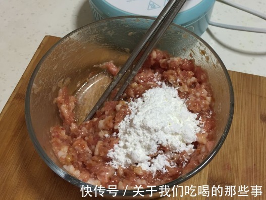肉丸子|做肉丸子时,记得放3样调料,丸子香浓没腥味,鲜嫩Q弹,太好吃了