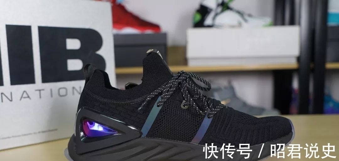鞋盒 国货逆天球鞋,脚感爆炸,送衣服还联名,发售价竟低于一千!