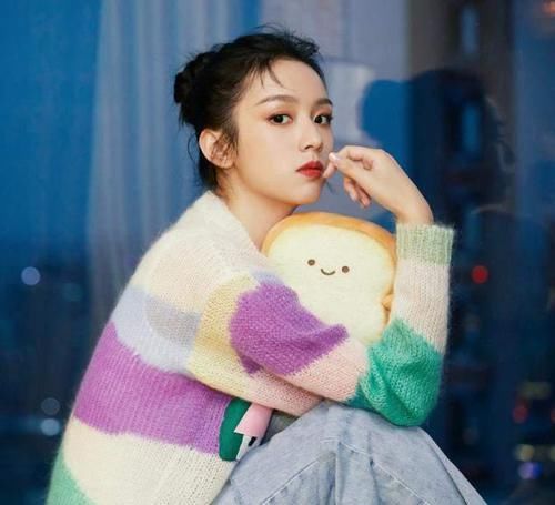 早春，毛衣就买这3个“显白色”，高级不说还减龄，照着穿就好