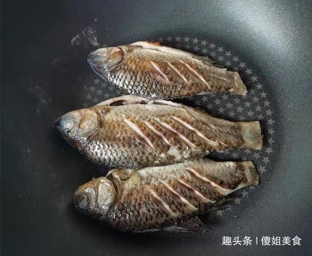无论煮什么鱼汤，最忌直接下锅煮，少了这1步，鱼汤不鲜，腥味重