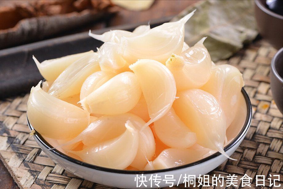 雪碧|往大蒜里倒入雪碧，原来饭店的腌糖蒜这样做，脆甜爽口真解腻