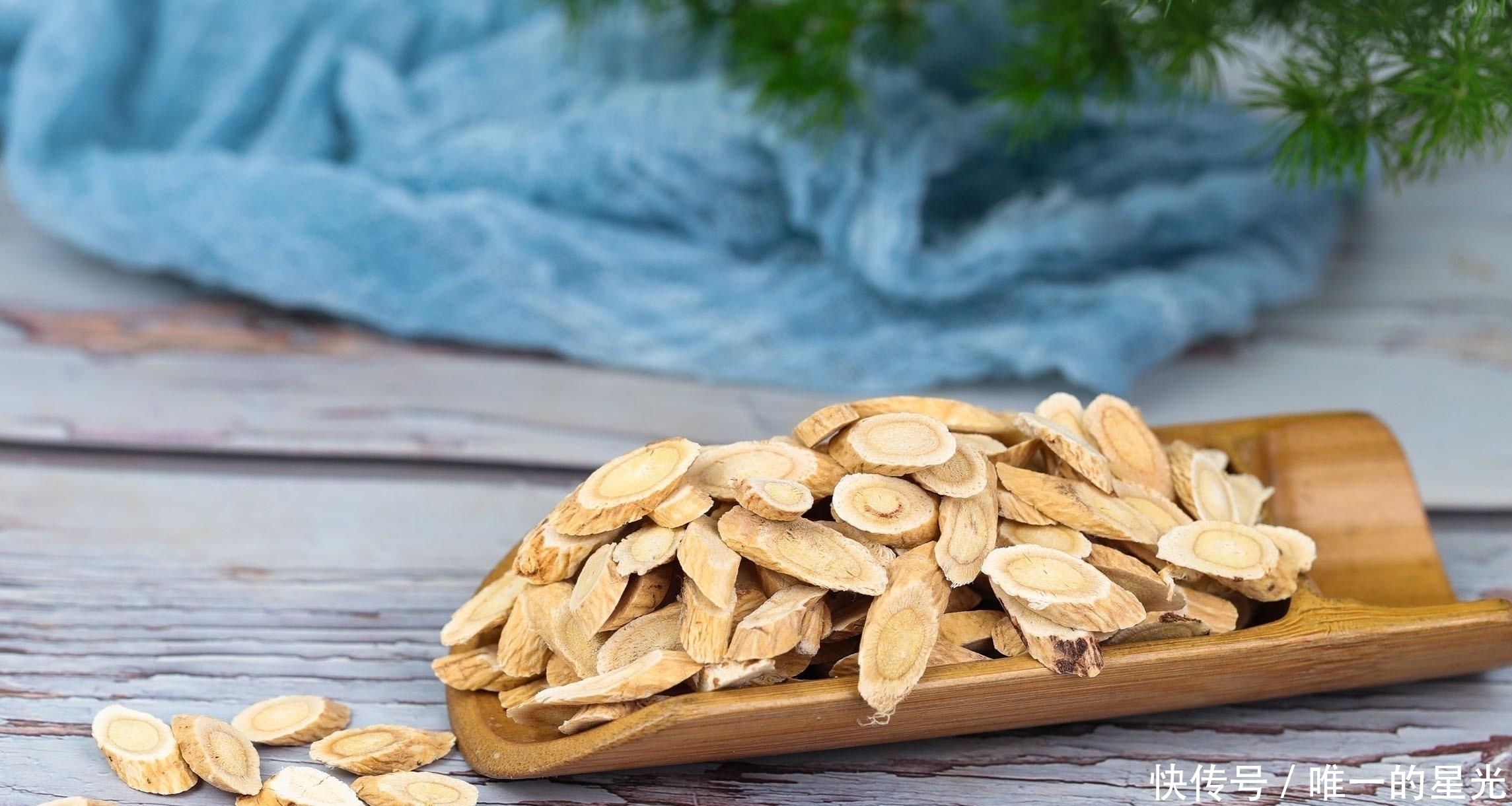 脾胃|黄芪泡水喝,有3个“黄金搭配”,补气血、益脾胃,你泡对了吗