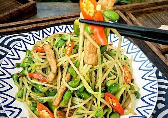  绿豆芽炒肉丝|天然的“燃脂菜”找到了，百吃不腻，燃脂脂肪，体重悄悄降下来