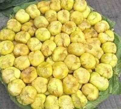  大爷街头卖“黄土豆”又丑又烂1个卖3元，却遭到哄抢