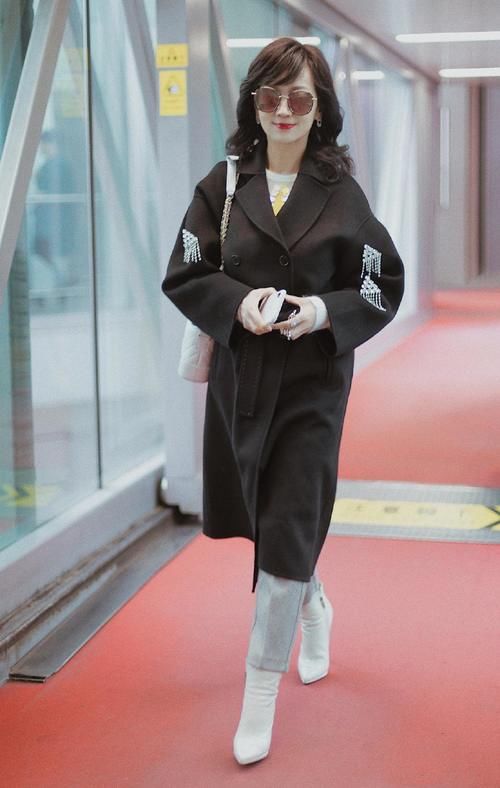 阔腿裤过时了，现在流行穿“奶奶裤”，暖和时髦又显瘦，还显气质