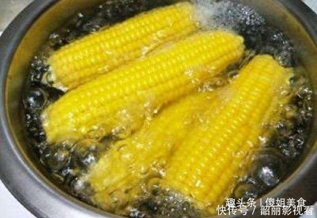 清水|水煮玉米别只用清水了,多加“2样”东西,煮熟的玉米香甜又软糯
