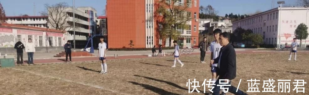 沙窝镇|新县沙窝镇初级中学与八里畈镇初级中学举行足球联谊比赛!