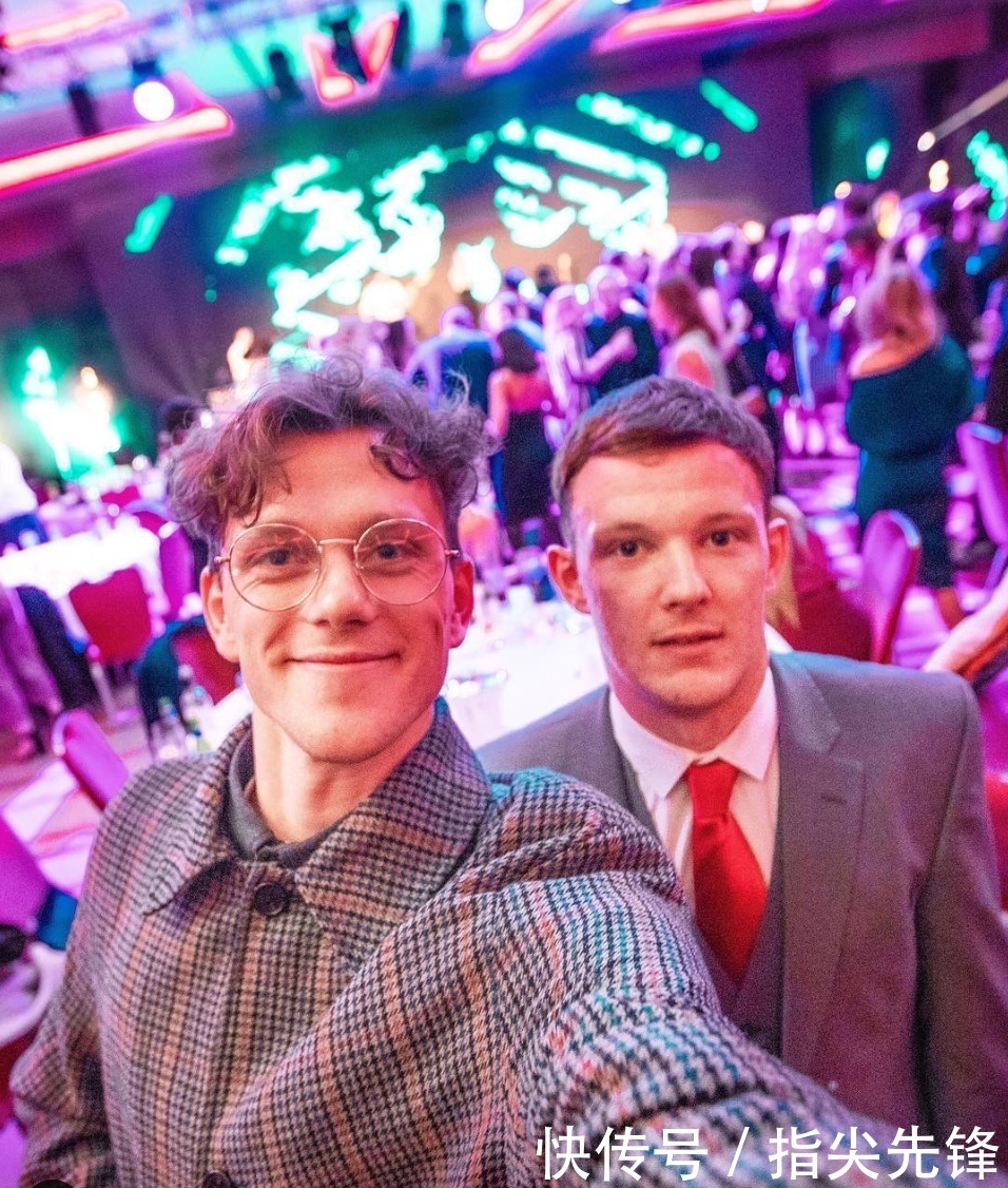 100块把土鳖宅男变鲜肉超模,英国俩沙雕小哥把时尚圈玩坏了